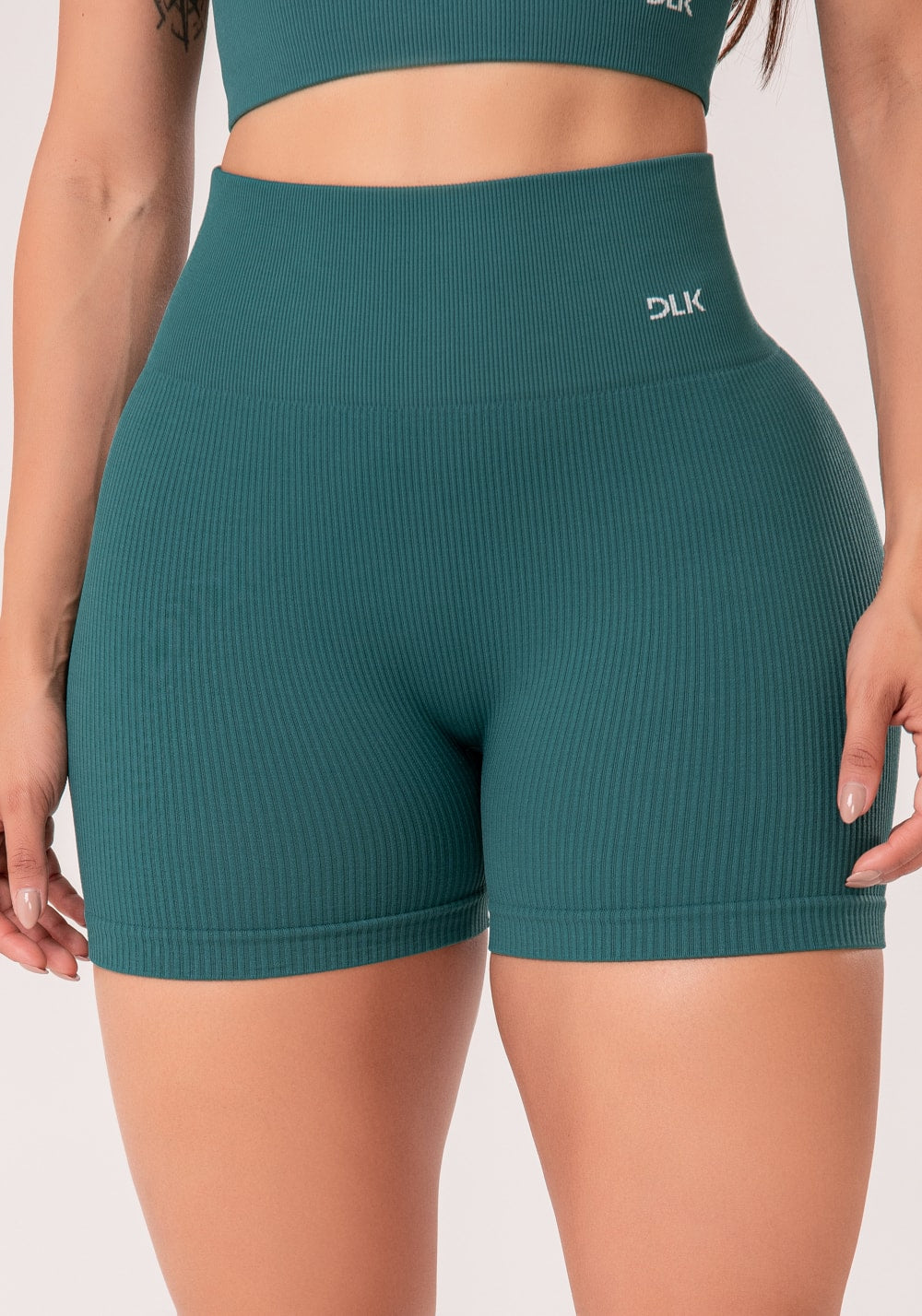 Short fitness feminino verde escuro canelado modela bumbum seamless+ dlk