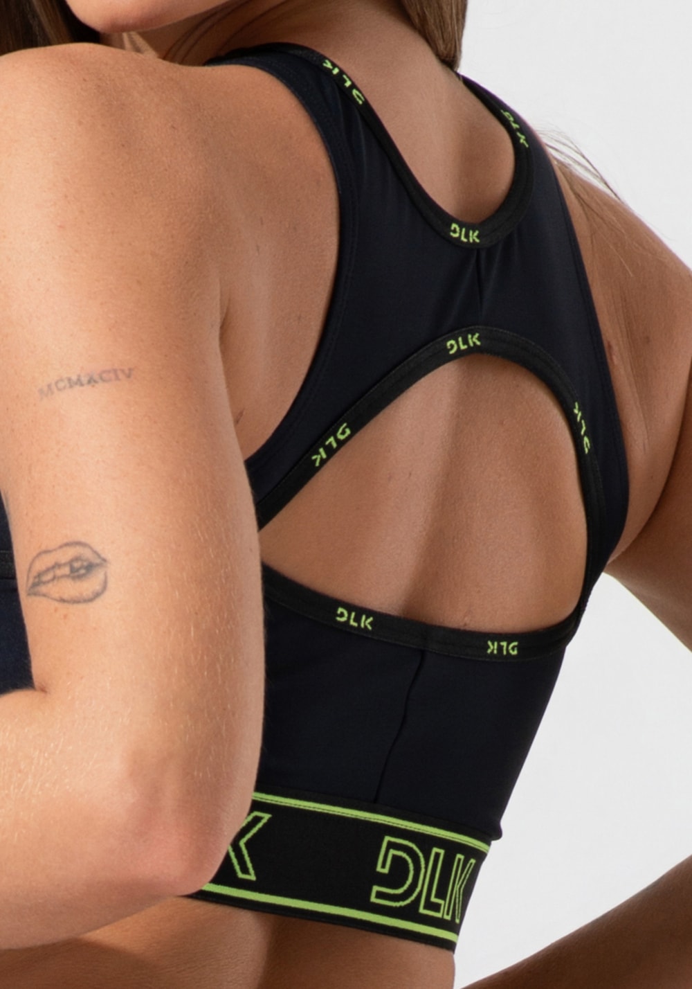 Top fitness feminino com bojo e costas vazadas com elástico activity dlk preto