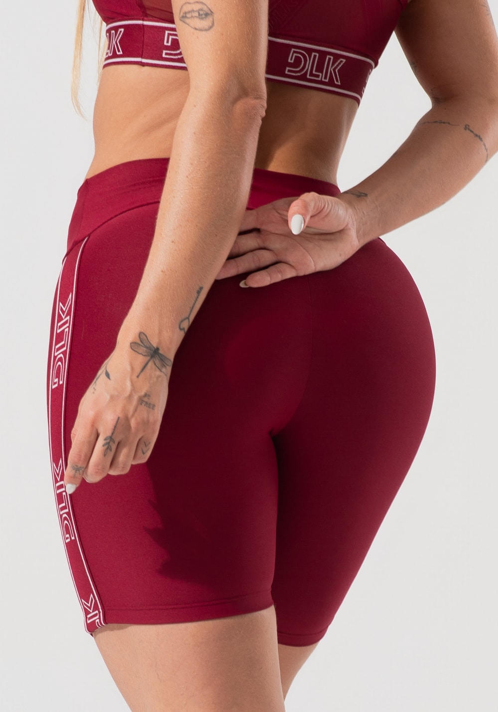 Bermuda fitness feminina com elástico largo lateral activity dlk vinho
