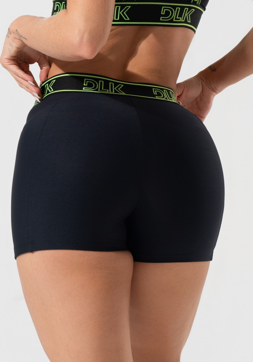 Short fitness feminino com bolsos e elástico no cós activity dlk preto