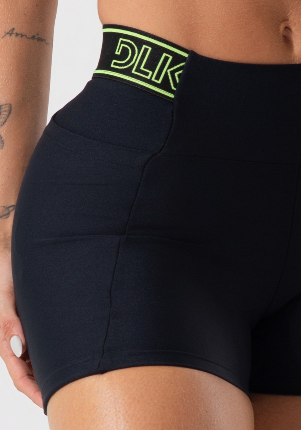 Short fitness feminino com bolsos e elástico no cós activity dlk preto