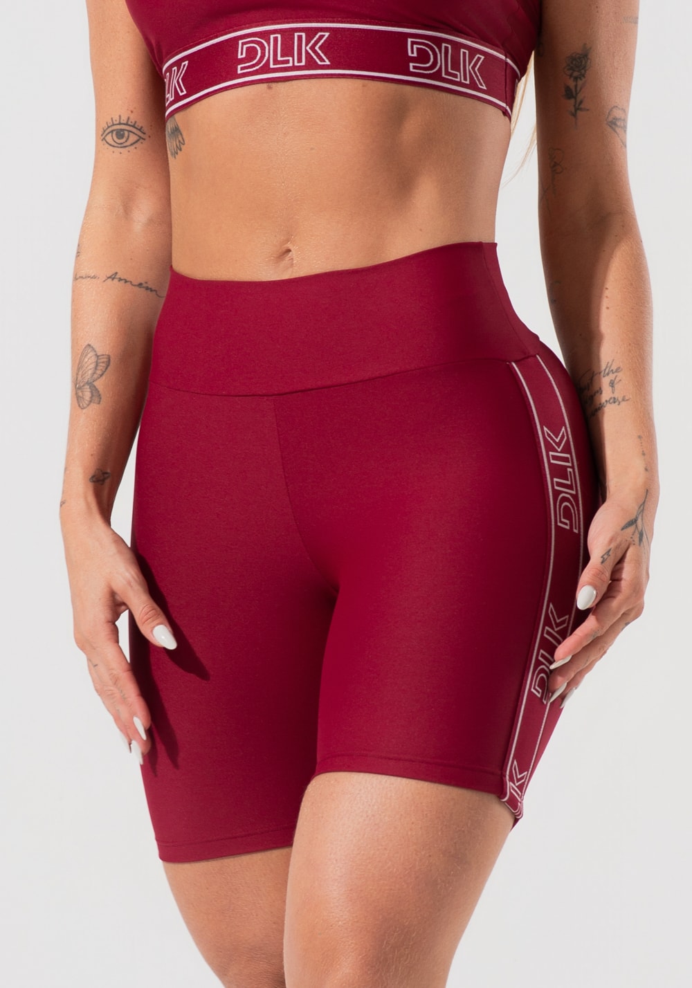 Bermuda fitness feminina com elástico largo lateral activity dlk vinho