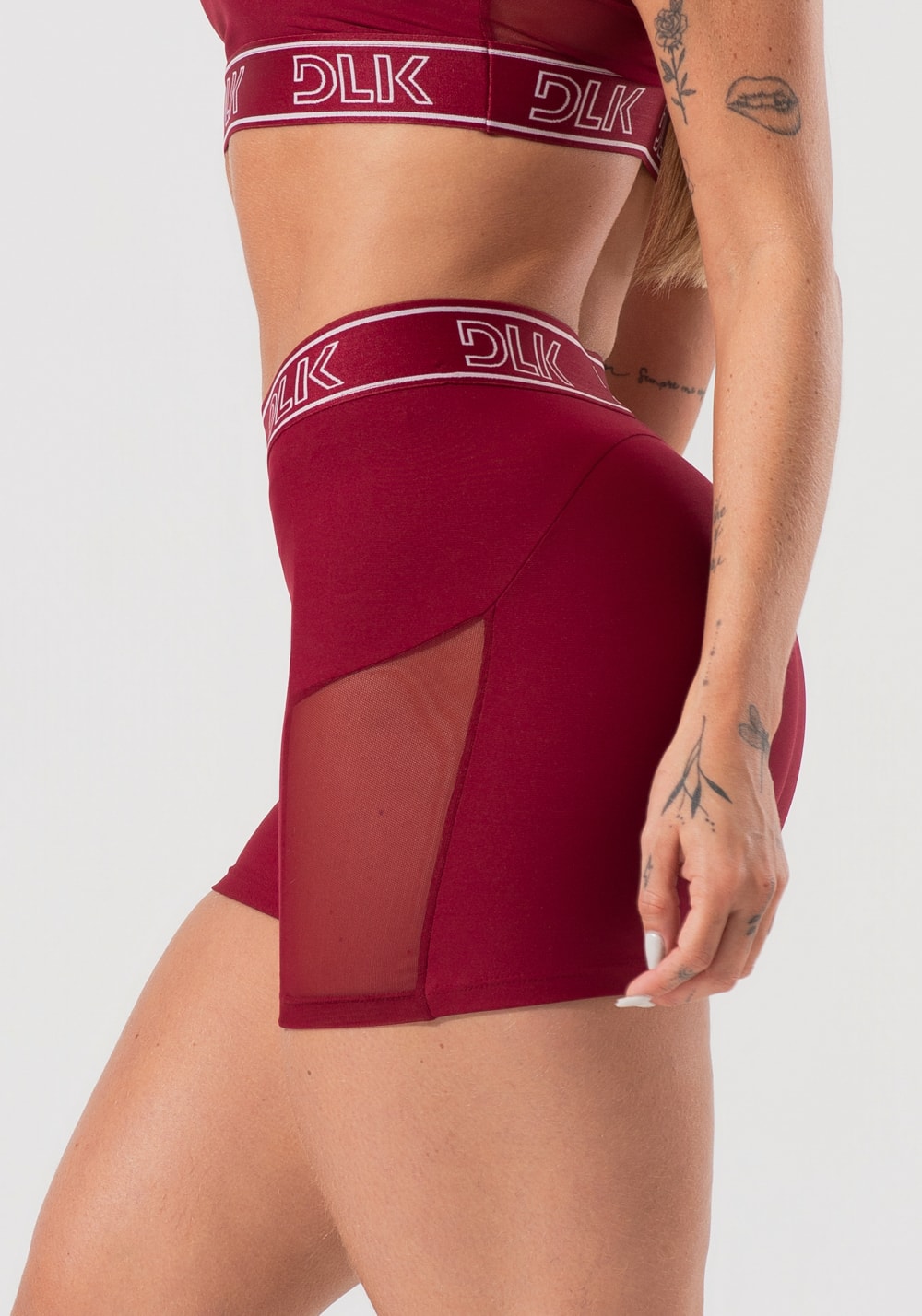 Short fitness feminino com elástico no cós e tule lateral activity dlk vinho